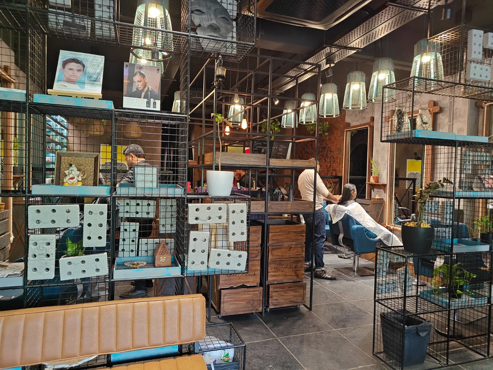 How the Best Unisex Luxurious Salon in Vastrapur Delivers a Premium Experience